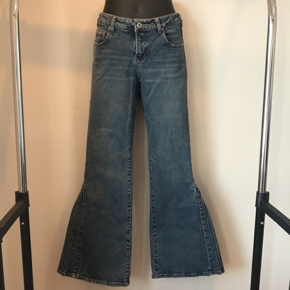 Silver jeans. Low rise with a fan detail on legs. Great stretch fabric. - Picture 2 of 15